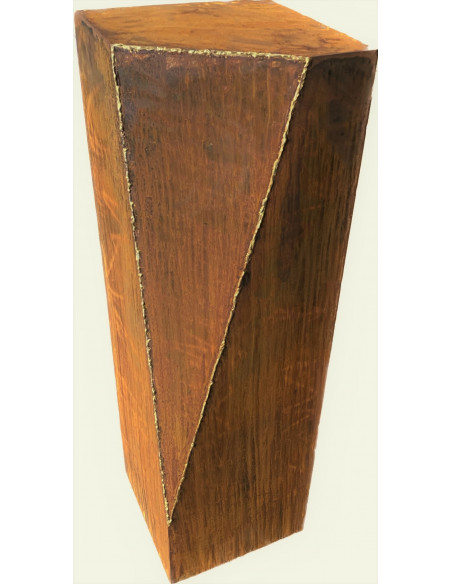 Rechteckige Säulen Podest Dreieck mit goldener Naht - Höhe 100 cm - Rostsäule 
Dieses Moderne Podest aus Metall ist mit seiner 