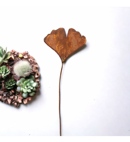 Start Ginkgoblatt als Gartenstecker im 3er Set Die drei Gartenstecker mit dem Ginkgoblatt als Motiv kommt in einem Set.