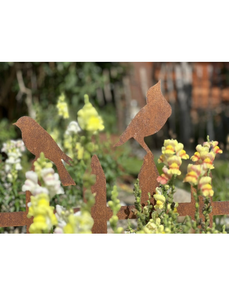 Vogel Deko Edelrost Vogelzaun mit 3 Vögelchen 50 cm Breit auf Stab niedlicher kleiner Zaun Metall als dekorativer Vogelzaun zum 