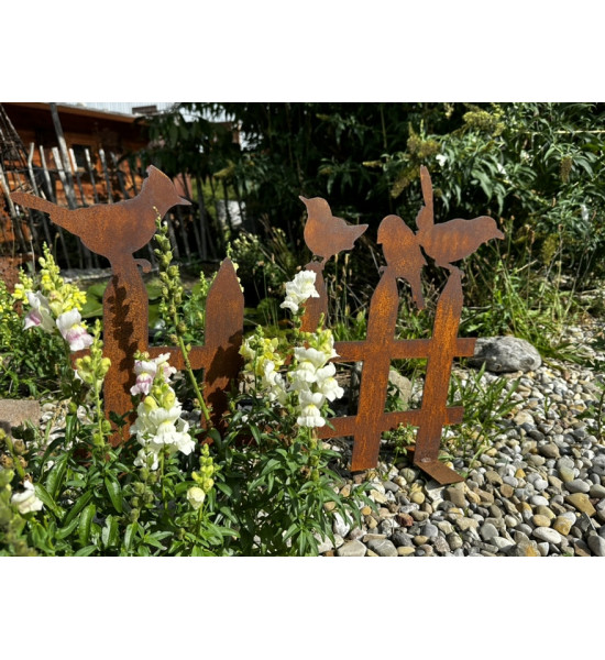 Vogel Deko Edelrost Vogelzaun mit 4 Vögelchen 50 cm breit auf Platte 
hübscher rostiger Vogelzaun verwendbar z.B. als Beetbegre