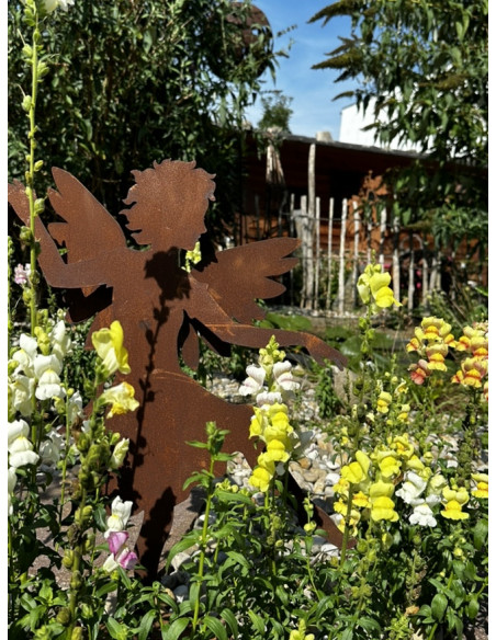 Weihnachtsdeko Tanzende Engelfigur auf Platte - groß - Höhe 55 cm Das große 55 cm hohe Engelchen tanz fröhlich umher. Diese hübs