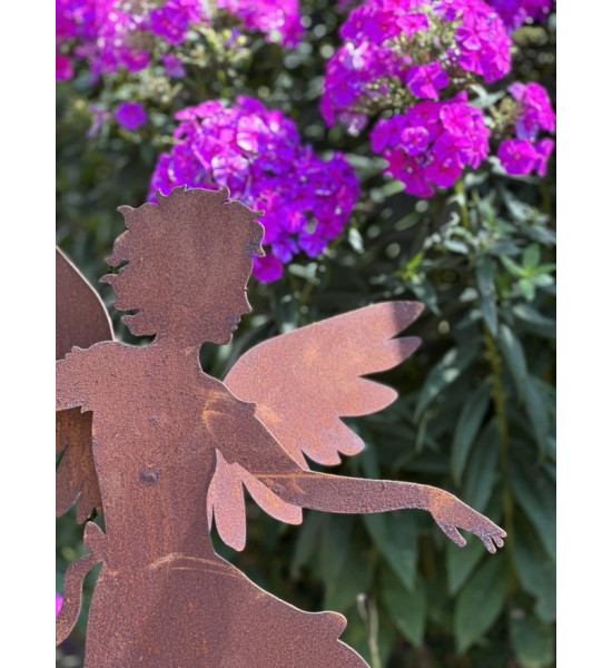 Weihnachtsdeko Tanzende Engelfigur auf Platte - groß - Höhe 55 cm Das große 55 cm hohe Engelchen tanz fröhlich umher. Diese hübs