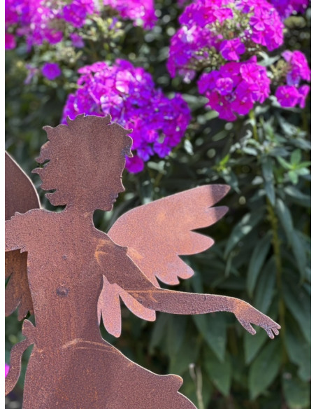 Weihnachtsdeko Tanzende Engelfigur auf Platte - groß - Höhe 55 cm Das große 55 cm hohe Engelchen tanz fröhlich umher. Diese hübs