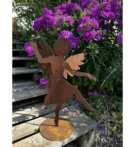 Weihnachtsdeko Tanzende Engelfigur auf Platte - groß - Höhe 55 cm Das große 55 cm hohe Engelchen tanz fröhlich umher. Diese hübs