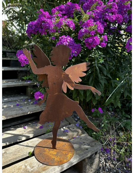 Weihnachtsdeko Tanzende Engelfigur auf Platte - groß - Höhe 55 cm Das große 55 cm hohe Engelchen tanz fröhlich umher. Diese hübs