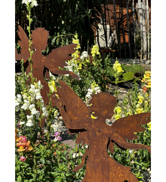 Weihnachtsdeko Tanzender Engel auf Platte - mittel - Höhe 42 cm Das mittelgroße 42 cm hohe Engelchen tanzt fröhlich umher. Mit e