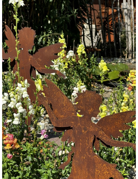 Weihnachtsdeko Tanzender Engel auf Platte - mittel - Höhe 42 cm Das mittelgroße 42 cm hohe Engelchen tanzt fröhlich umher. Mit e