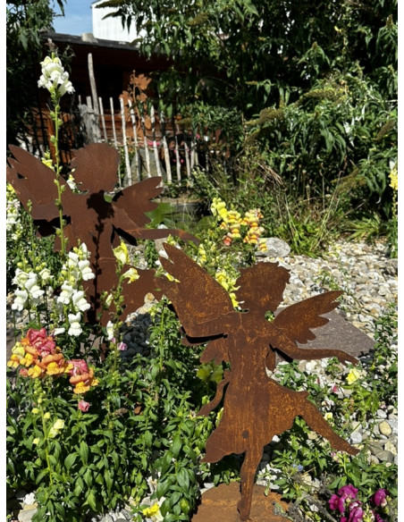 Weihnachtsdeko Tanzender Engel auf Platte - mittel - Höhe 42 cm Das mittelgroße 42 cm hohe Engelchen tanzt fröhlich umher. Mit e