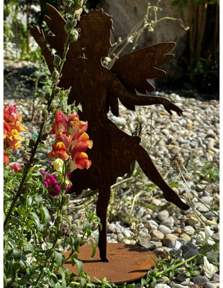 Weihnachtsdeko Tanzender Engel auf Platte - mittel - Höhe 42 cm Das mittelgroße 42 cm hohe Engelchen tanzt fröhlich umher. Mit e