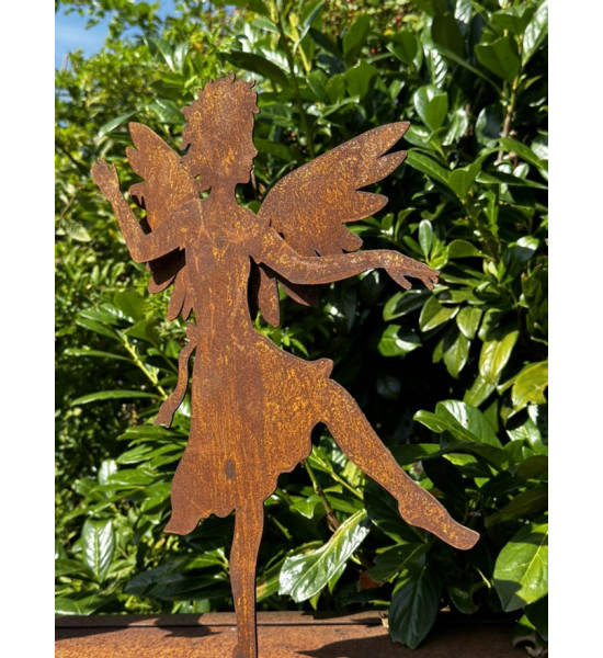 Weihnachtsdeko Tanzender Engel auf Platte - mittel - Höhe 42 cm Das mittelgroße 42 cm hohe Engelchen tanzt fröhlich umher. Mit e