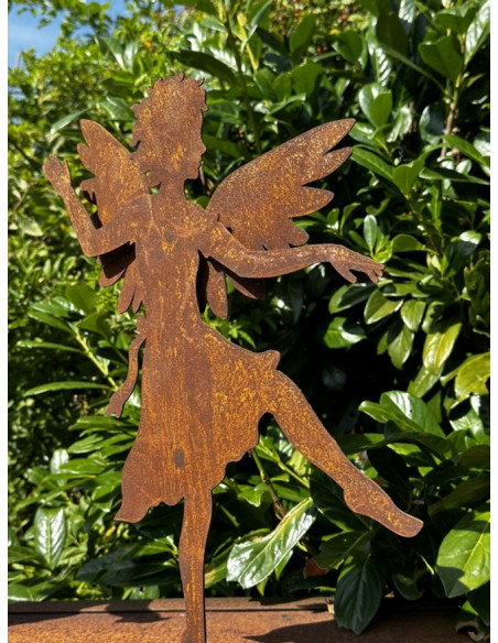 Weihnachtsdeko Tanzender Engel auf Platte - mittel - Höhe 42 cm Das mittelgroße 42 cm hohe Engelchen tanzt fröhlich umher. Mit e