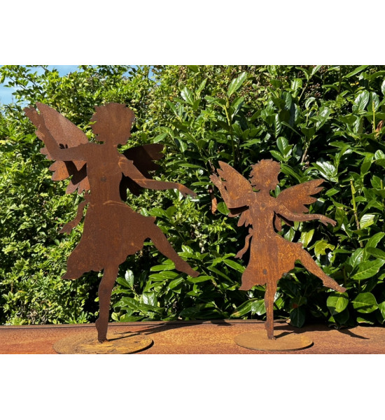 Weihnachtsdeko Tanzender Engel auf Platte - mittel - Höhe 42 cm Das mittelgroße 42 cm hohe Engelchen tanzt fröhlich umher. Mit e