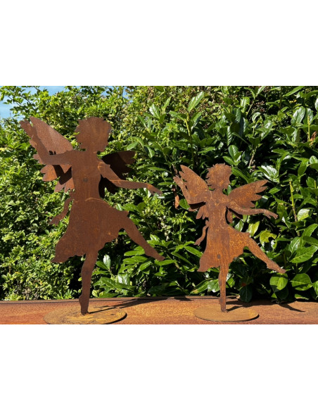 Weihnachtsdeko Tanzender Engel auf Platte - mittel - Höhe 42 cm Das mittelgroße 42 cm hohe Engelchen tanzt fröhlich umher. Mit e