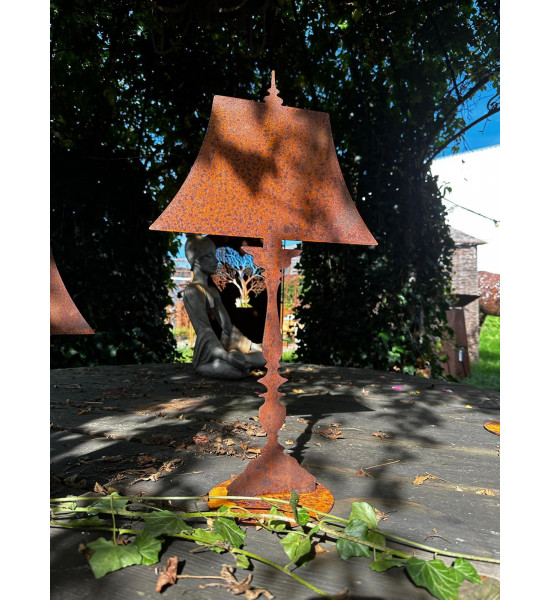 Lampen in Edelrost Lampe hoch auf Platte - Höhe 55 cm - flach 
Edelrost Lampe zum Stellen auf einer Standplatte.
Höhe 55 cm