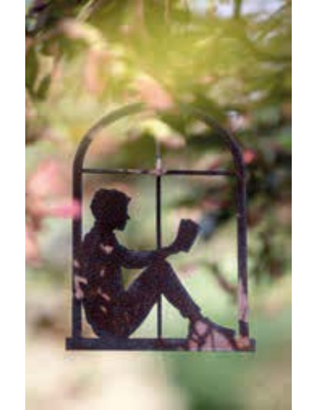 Start Lesende Frau im Fenster zum Hängen 17 cm hoch 
Höhe 17 cm
