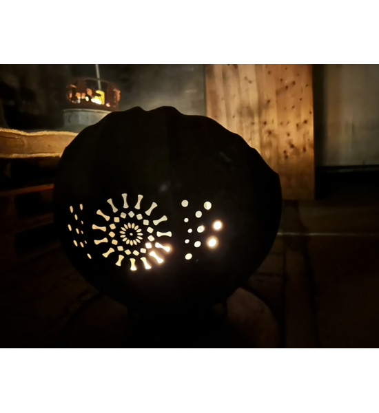 Feuerschalen und Feuerkörbe Feuerschale - Sun of Paris - Ø 50 cm Diese Feuerschale steht auf einem Standring und ist schräg ange