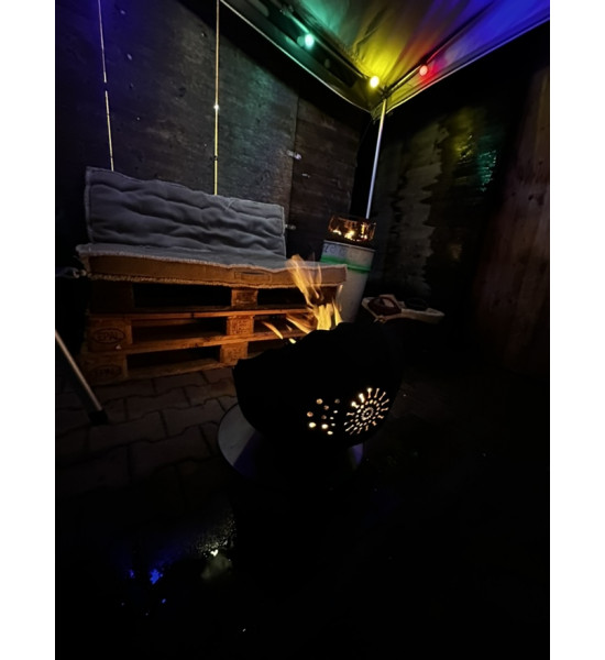 Feuerschalen und Feuerkörbe Feuerschale - Sun of Paris - Ø 50 cm Diese Feuerschale steht auf einem Standring und ist schräg ange