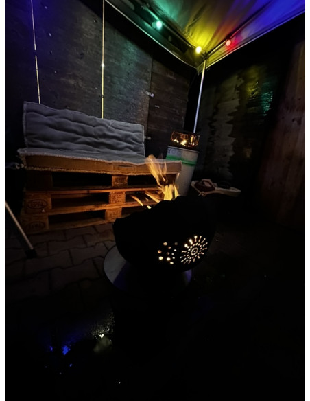 Feuerschalen und Feuerkörbe Feuerschale - Sun of Paris - Ø 50 cm Diese Feuerschale steht auf einem Standring und ist schräg ange