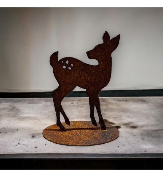 kleines Kitz auf Platte nach hinten schauend,...