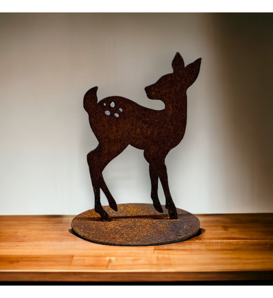 kleines Kitz auf Platte nach hinten schauend,...