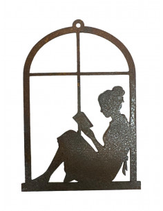 Menschen und Silhouetten Lesende Frau im Fenster zum Hängen - 17 cm hoch Die Dekoidee einer hängenden Metallskulptur einer lesen
