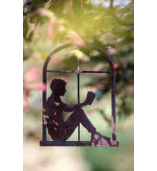 Lesender Mann im Fenster zum Hängen - 17cm hoch Die Deko-Idee einer hängenden Metallskulptur eines lesenden Manns im Fenst