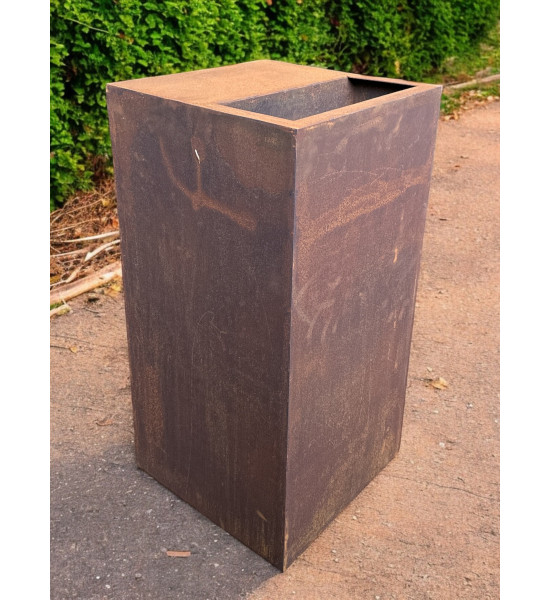 kreative Pflanzgefäße  Podest 80cm hoch zum Bepflanzen Säule 
Podest mit Aussparung ca 15cm
zum Bepflanzen im Deckel
Grundflä