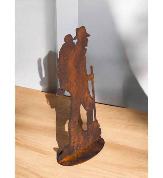 Start Wanderer „Jürgen“ auf Platte - Höhe 35,2 cm Die Figur „Wanderer „Jürgen““ auf Platte ist eine großartige Dekoration für al