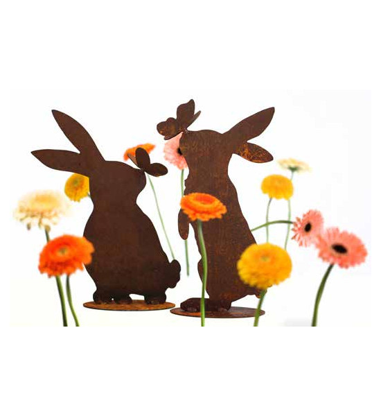 Osterhasen Hasi C - nach hinten schauender Osterhase mit Schmetterling auf der Nase -  30 cm hoch 
Hasi C - sitzender Osterhase