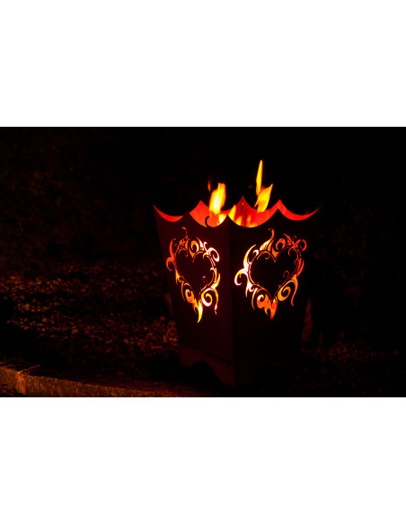 Feuerschalen Feuerkorb Flammenherz 60 CM hoch rechteckig 40 x 40m 
Höhe: 60 cm
Breite: 40 x 40 cm
eine eingebaute Schiebeplat