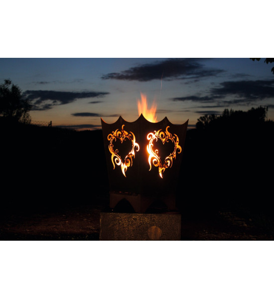 Feuerschalen Feuerkorb Flammenherz 60 CM hoch rechteckig 40 x 40m 
Höhe: 60 cm
Breite: 40 x 40 cm
eine eingebaute Schiebeplat