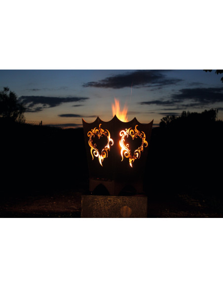 Feuerschalen Feuerkorb Flammenherz 60 CM hoch rechteckig 40 x 40m 
Höhe: 60 cm
Breite: 40 x 40 cm
eine eingebaute Schiebeplat