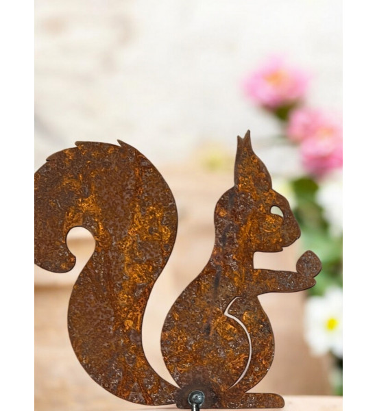 Gartenstecker Eichhörnchen mit Nuß in der Hand - Höhe 16 cm 
Höhe 16 cm
Breite 18 cm
Gesamthöhe 40 cm