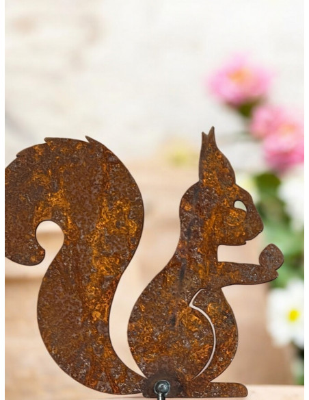 Gartenstecker Eichhörnchen mit Nuß in der Hand - Höhe 16 cm 
Höhe 16 cm
Breite 18 cm
Gesamthöhe 40 cm