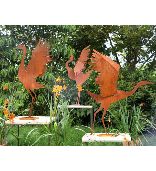 Kranich stehend auf Platte mit gespreizten...