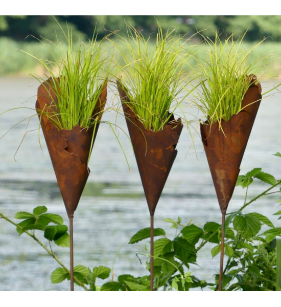 Gartenstecker zum Bepflanzen Rost Metalltüte 30 cm hoch auf Stab - Gartenfackel und Pflanztüte 
lässt sich bepflanzen oder z.b.