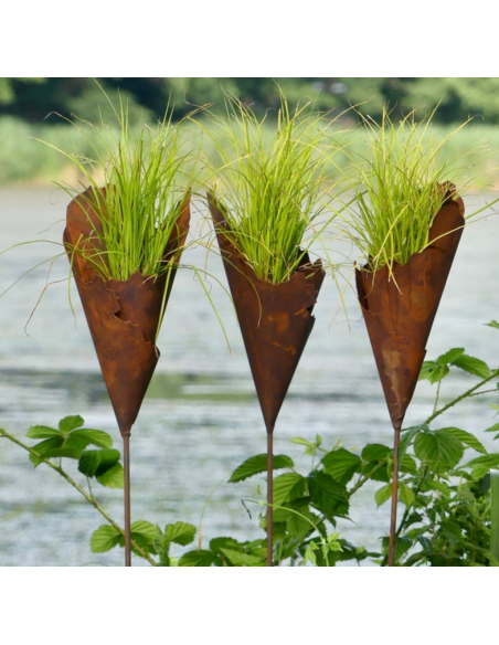 Gartenstecker zum Bepflanzen Rost Metalltüte 30 cm hoch auf Stab - Gartenfackel und Pflanztüte 
lässt sich bepflanzen oder z.b.