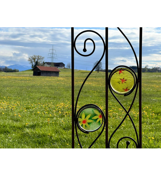 Rankhilfe Metall - Rankgitter und Rankgerüste Exklusives Rankgitter Trio mit 2 handgemachten Glasscheiben 
Die Glasscheibe wird