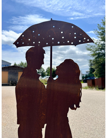 Start verliebtes Paar unter dem Regenschirm 100 cm hoch 
Höhe 98 cm
Breite 43 cm
