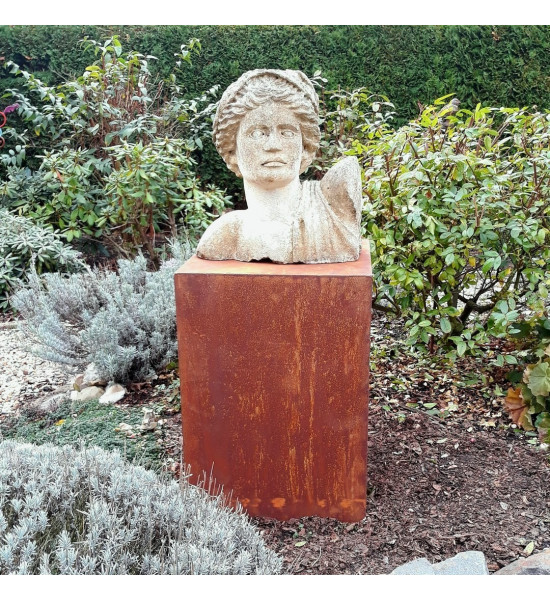 Rechteckige Säulen Edelrost Podest  60 cm hoch 
Länge 40 cm
Breite 40 cm
Höhe 60 cm
unten offen und somit umgedreht als Pfla