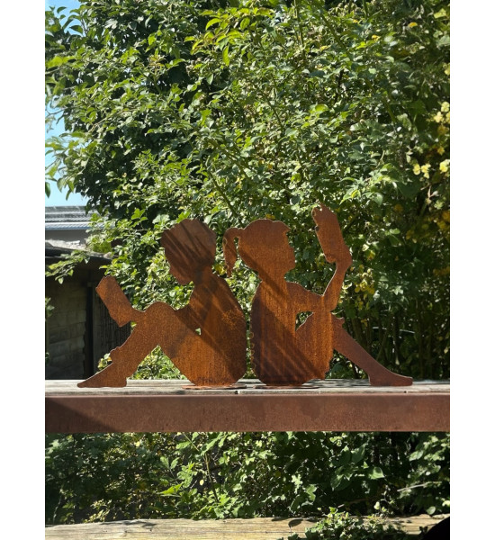 Edelrost Figur - Lesendes Mädchen – 55 cm - auf Platte 
Höhe 60 cm
Breite 61 cm
3 mm Stahl
auf Platte

Diese Edelros