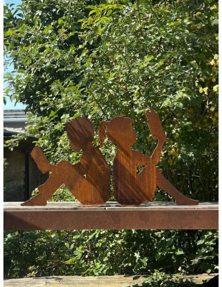 Edelrost Figur - Lesendes Mädchen – 55 cm - auf Platte 
Höhe 60 cm
Breite 61 cm
3 mm Stahl
auf Platte

Diese Edelros