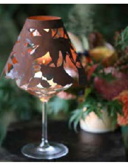 Windlichter & Laternen Weinglas Lampenschirm mit Herbstblatt Dekor unten 
kreatives Upcycling alter Weingläser mit diesem blumi