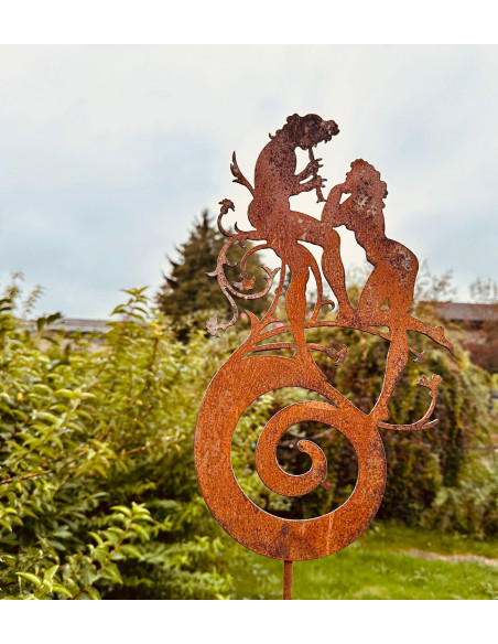 Gartenstecker Gartenstecker - verliebte Nymphen - Höhe 110 cm 
Höhe Motiv 40 cm
Gesamthöhe 110 cm
