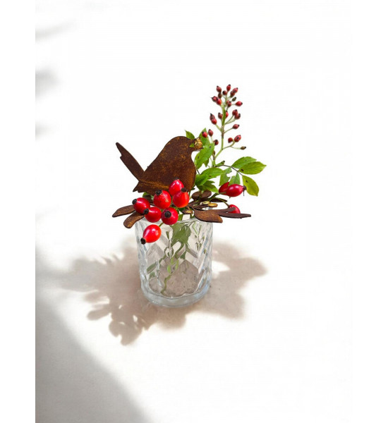 Winterdeko Vogel - Beerendieb - mit Goldenbeeren für Vasen - Höhe 7 cm 
Diese süße Beerendieb sucht sich seinen Wintervorat und