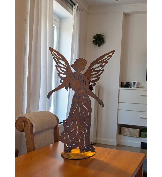 Deko Engel Jolie auf Platte mit aufgesetzten Flügeln - Höhe 55 cm 
Höhe 55 cm
Breite 40 cm
