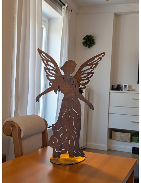 Deko Engel Jolie auf Platte mit aufgesetzten Flügeln - Höhe 55 cm 
Höhe 55 cm
Breite 40 cm Deko Engel Jolie auf Platte mit aufgesetzten Flügeln - Höhe 55 cm 
Höhe 55 cm
Breite 40 cm