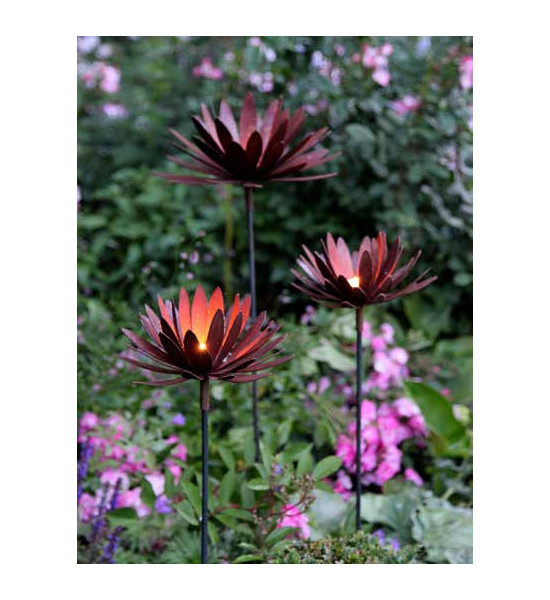 sonstige Blumen Chrysantheme Ø 40 cm mit Hülse 
Chrysantheme zum Aufbiegen
Ø aufgebogen bis 40 cm
mit einer Hülse für 8 mm Ei