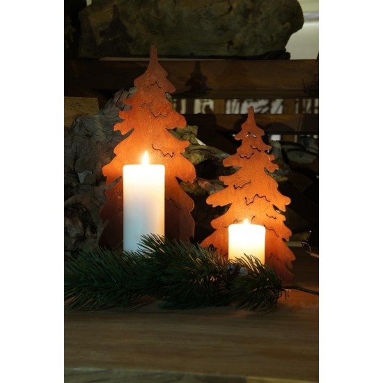 Gebogener Rost Christbaum auf Platte für Kerzen