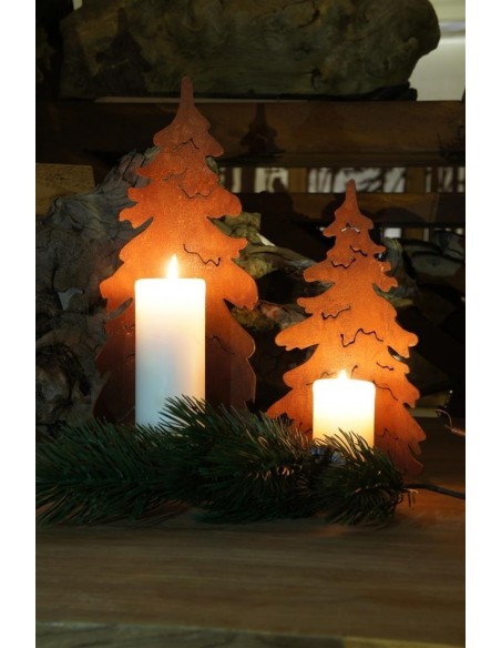 Gebogener Rost Christbaum auf Platte für Kerzen